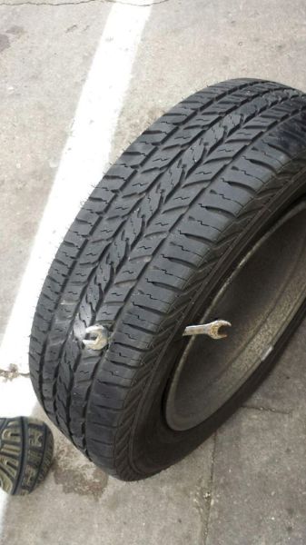 pneu avec une clé enfoncée