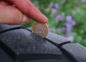 une pièce de 1 euro placée dans la rainure d'un pneu